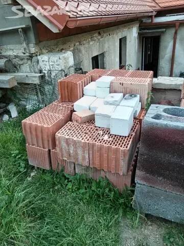 Stavební materiál a cihly