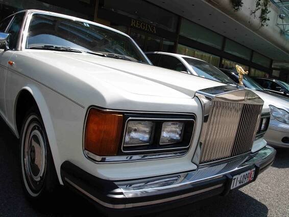 Rolls-Royce je doma v Monaku - Zpětné zrcátko