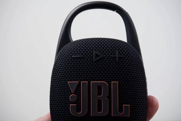 JBL Clip 5 - logo front detail hand