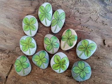 Malovaný kámen zelený Talisman pro štěstí - mix čtyřlístků