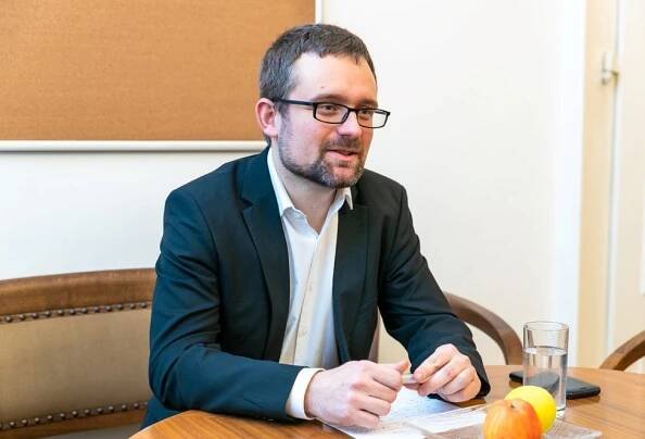 Pirát Peksa chce Čechům zdražit letenky. Za plán ve stylu Stropnického to schytal