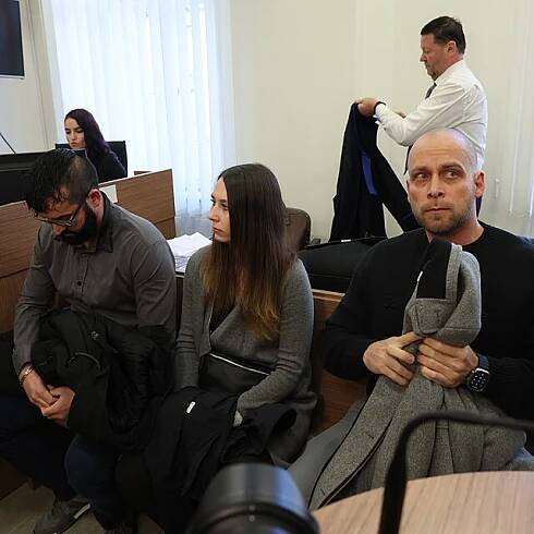 Tomáš Strnad, jeho partnerka a Tomáš Soukup u Obvodního soudu pro Prahu 5