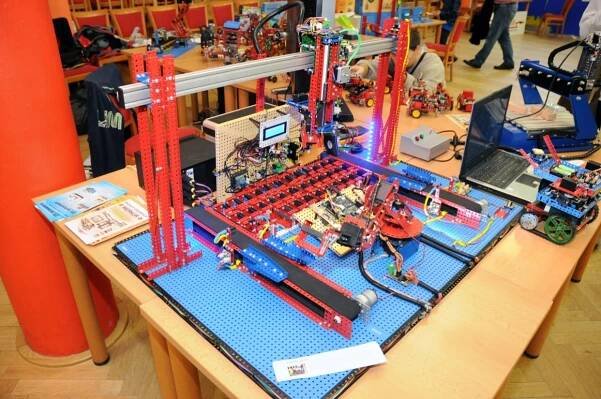 FOTOGALERIE: Roboti v ringu zápasili v sumo