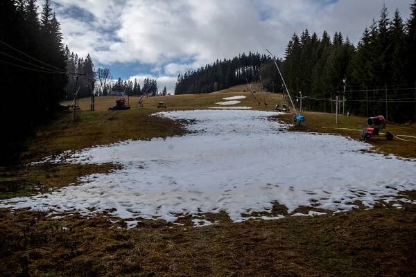 Přípravy na lyžování v Beskydech: skipasy zdražily, střediska sázejí i na slevy
