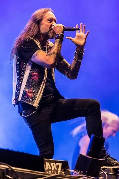 Soubor:Hammerfall Rockharz 2018 14.jpg – Wikipedie