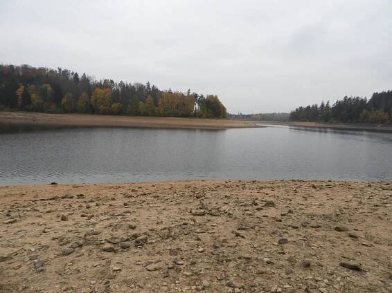 Sečská přehrada odhalila dno. Návštěvníci mohou spatřit dávno skryté scenérie