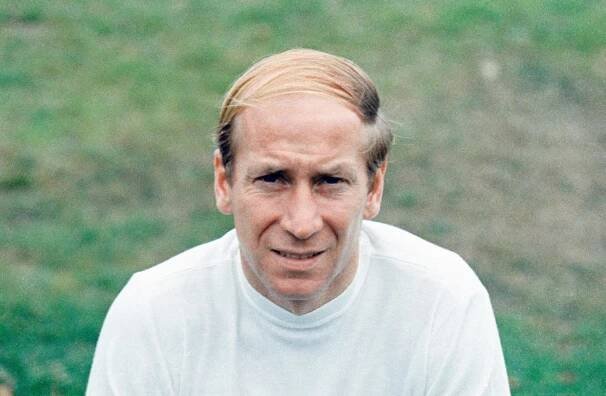 V 86 letech zemřela anglická fotbalová legenda Bobby Charlton. Přežil pád letadla v Mnichově