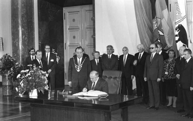 Eto vaše dělo, řekl sovětským satelitům i Michail Gorbačov. A své slovo dodržel