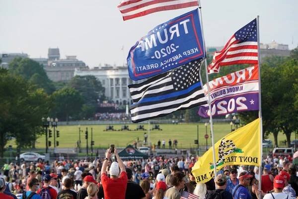 Trump o Dni nezávislosti zmínil porážku marxistů i potírání viru. A Kolumbus šel k zemi