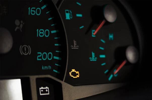 Rozsvícení kontrolky motoru - CHECK ENGINE. Na co může upozorňovat?