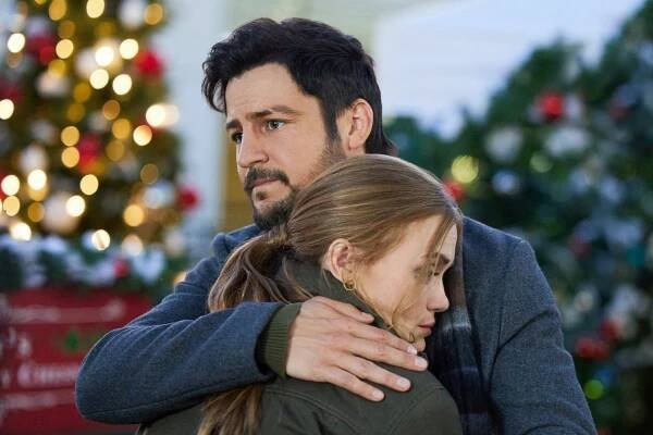 Tyler Hynes, Holland Roden - Time for Him to Come Home for Christmas - Z filmu