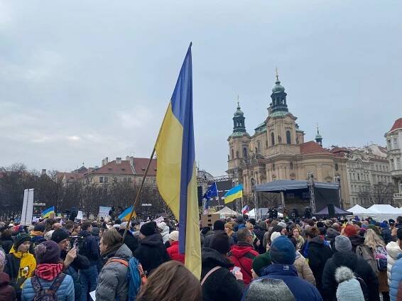 Tisíce lidí se v Praze sešly k tříletému výročí ruské invaze. Prezident Pavel podpořil Kyjev ve vyjednávání