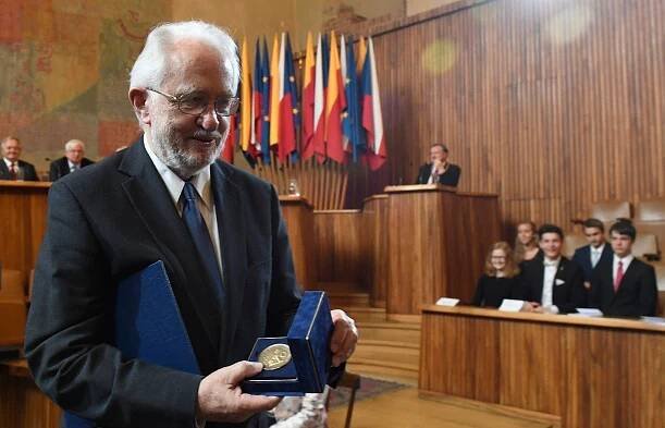 Zemřel významný český chemik Josef Michl, Merkelová ho zvala na chatu a vařila mu