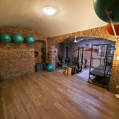 Skupinová lekce pilates, Port de Bras, fitbaletu nebo individuální hodiny cvičení na strojích