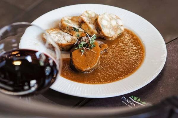 Vyprodaný víkendový speciál: Hovězí svíčková na smetaně s karlovarským knedlíkem a brusinkami - Panská Zahrada – Hotel a Restaurace Dobřichovice