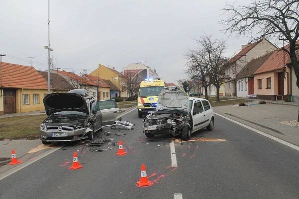 Unavený řidič přejel do protisměru. Spolujezdkyně z druhého auta je zraněná