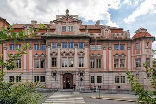 Faustův dům je plný záhad. Za pýchu a nenasytnost odnesl ďábel mudrce i studenta