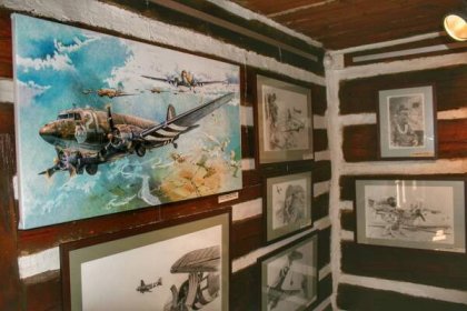 FOTO: Malíř Pavel Rampír vystavuje v Šolcově statku originální letecké kresby