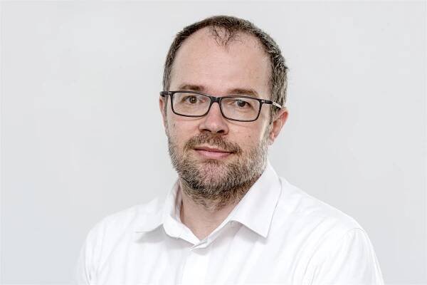 Místo pozdravu rány pěstí. Agresor při schůzce na radnici napadl starostu