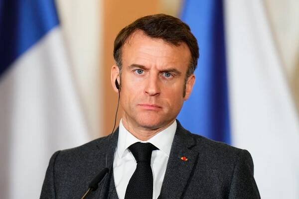 Francúzsky prezident Emmanuel Macron neodstúpi. Nového premiéra vymenuje čoskoro