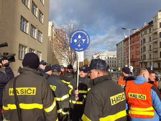 Příslušníci bezpečnostních sborů protestovali na Letné, chtějí vyšší platy