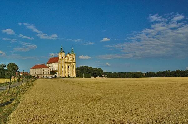 Soubor:Kostel Očišťování Panny Marie, Dub nad Moravou, okres Olomouc (02).jpg