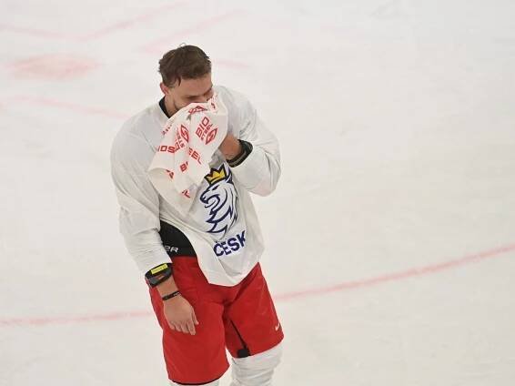 FOTO: Jiří Smejkal přišel na tréninku o zuby. – stránka 9