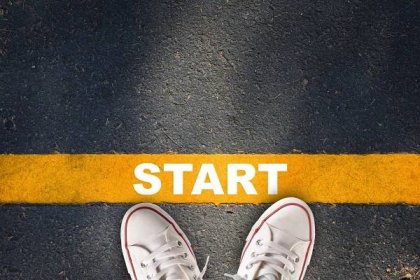 začněte na žluté čáře na asfaltové silnici se sportovní botou - startovní čára - stock snímky, obrázky a fotky