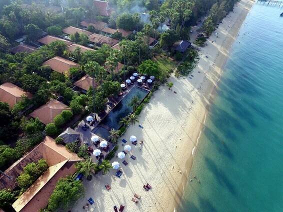 Letecký pohled na resort a pláž 