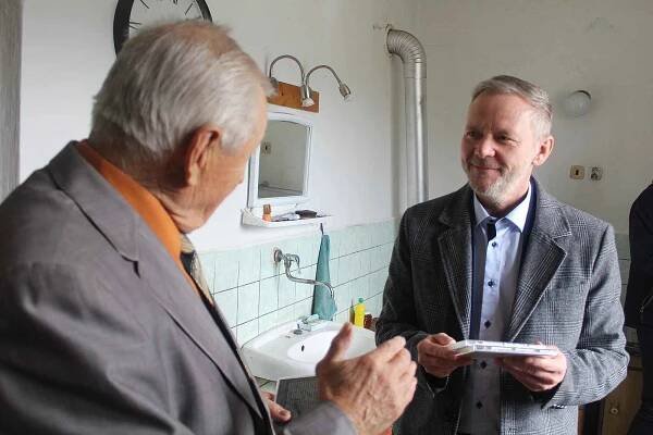 Jaroslav Hájek dal hejtmanovi několik CD se svými písničkami. v nich se často věnuje Vysočině nebo obcím z tohoto kraje.