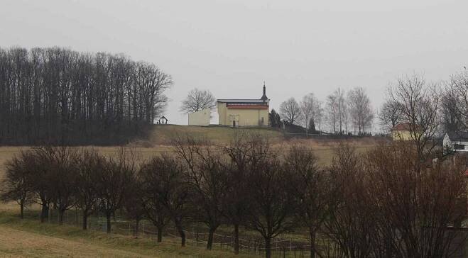 Bystřice pod Lopeníkem, obec na úpatí Bílých Karpat.  Kaple sv. Josefa.
