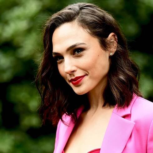 Gal Gadot Reveals Why Wonder Woman Doesn’t Wear Red Lipstick in ‘1984’ — Interview
