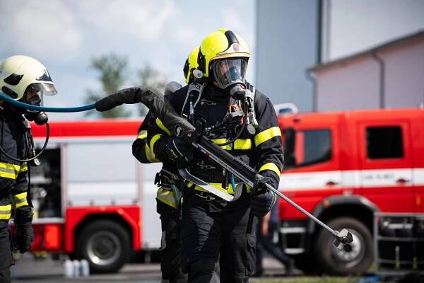 Uhašená elektroauta, zdeformované policejní vozy. Hasiči na Rokycansku cvičili náročné zásahy u dopravních nehod