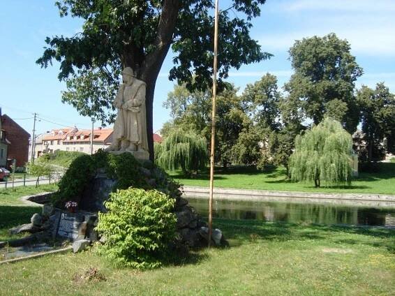 Fotografie - Bělkovice-Lašťany-pomník Jana Žižky z r.1924 na památku obětem obou světových válek na návsi - 27.07.2009