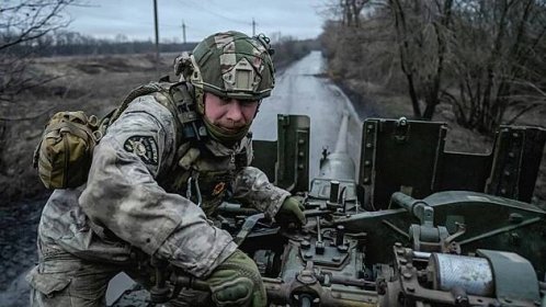 Příslušník ukrajinské útočné brigády Fury obsluhuje dělo S60 u frontového města Bachmut. (21. prosince 2023)