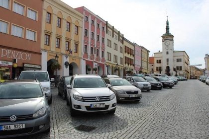 Centrum Kroměříže je přecpané auty. Pomoci by měl nový parkovací dům