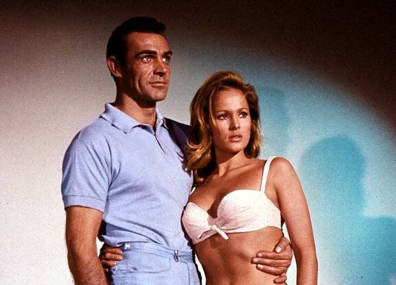 Jak se změnila úplně první Bond Girl z flmu Dr. No? Ursula Andress se i po šedesáti letech od natáčení věnuje umění