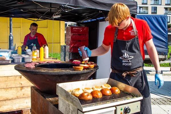 OBRAZEM: Víkendový Burger festival v centru Ostravy: výběr velký, návštěvnost ne