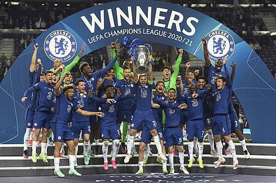 Hráči Chelsea slaví s pohárem triumf v Lize mistrů.