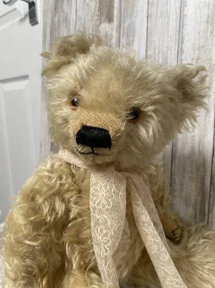 ANTIQUE & COLLECTOR’S TEDDY BEARS