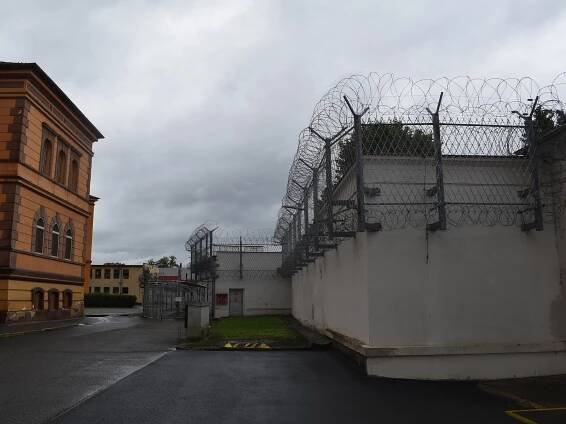 Drogy v plzeňské káznici? Zakázané látky vězni pašují v zubní pastě i sušenkách