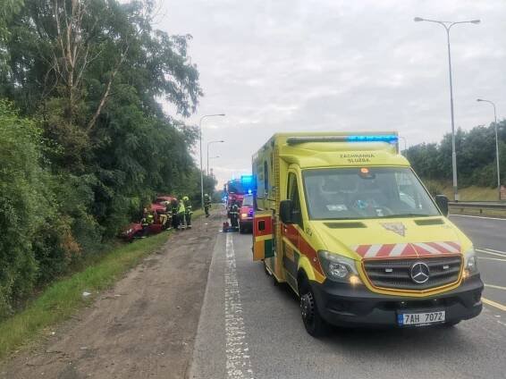 Osobní auto skončilo na Jižní spojce v příkopu, na místo letěl vrtulník