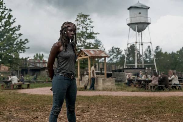 Živí mrtví - Most - Z filmu - Danai Gurira