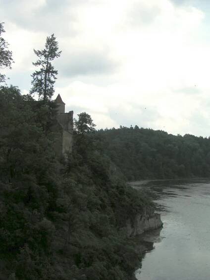 Hrad nad řekou