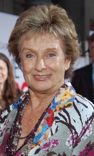Soubor:ClorisLeachmanJune09.jpg – Wikipedie