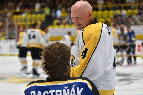 Foto: Pastrňák a další hvězdy uctily památku legendárního útočníka Petra Klímy