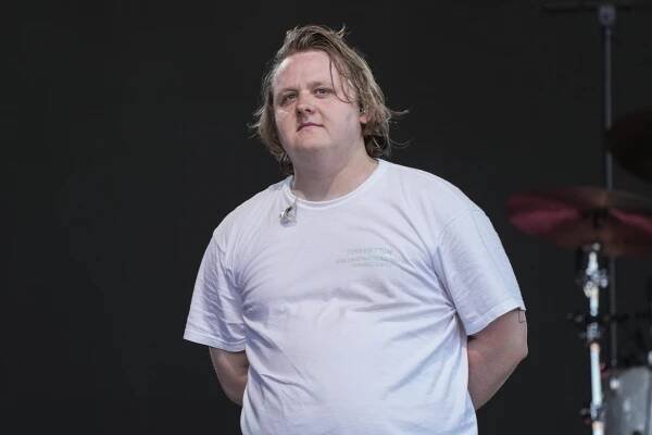 Počas koncertu stratil hlas a telom mu zmietali kŕče, napriek tomu však Lewis Capaldi žiaril