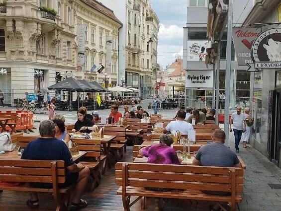 Restauratéři budou od příštího roku pravděpodobně platit za zahrádky v Brně-středu násobně vyšší částky.