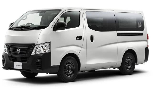 Nissan předělal tuctovou dodávku Caravan na pojízdný hotelový pokoj vonící dřevem. Živí ho bývalé elektromobily