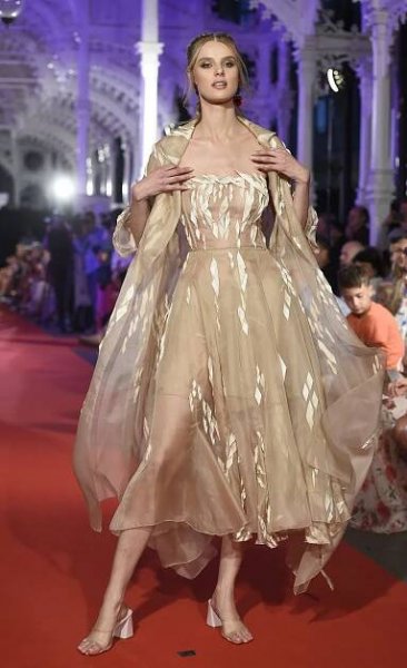 Dobrý den, vnady ven. Nová Miss odmítla v 16 letech odhalený model a přišla o práci, teď už průsvitné šaty vynesla